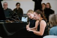 Sestry Hubáčkovy hrají na klavír na tiskové konferenci k projektu Piana do škol