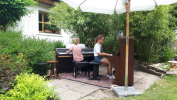 Klavírní koncert na zahradě během Covidu 