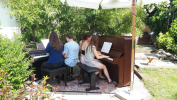 Klavírní koncert na zahradě během Covidu 